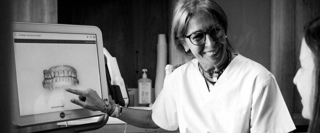 ortodoncista Isabel Alonso revisando resalte dental